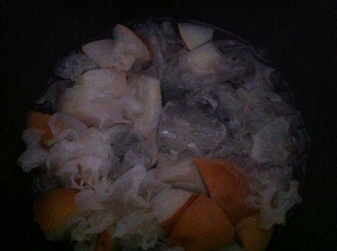 银耳炖雪梨步骤5
