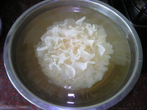 银耳炖梨步骤1
