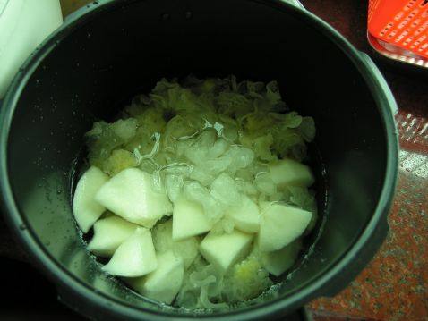 银耳炖梨步骤4