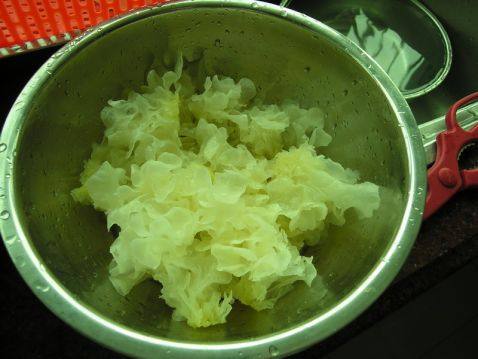 银耳炖梨步骤2