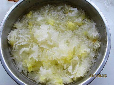 草莓炖银耳步骤1