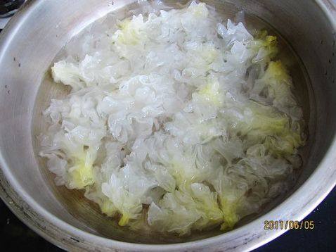 草莓炖银耳步骤2