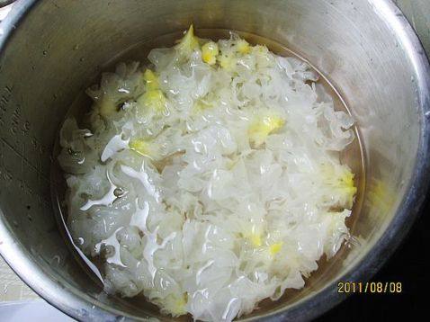 葡萄炖银耳步骤1