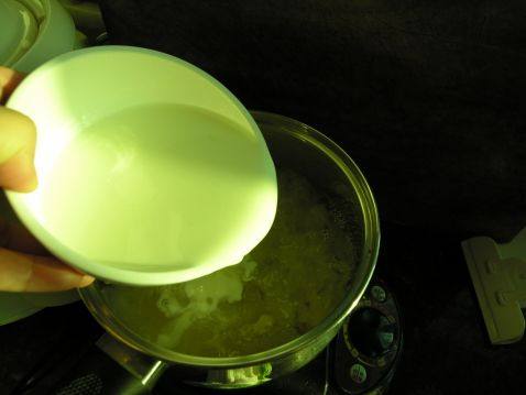 银耳牛奶炖蛋步骤3