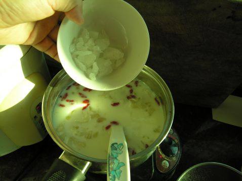 银耳牛奶炖蛋步骤5
