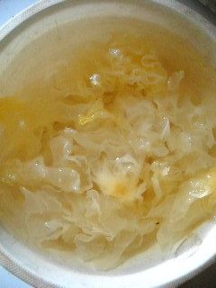 冰糖雪梨炖银耳步骤2