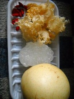 冰糖雪梨炖银耳步骤1