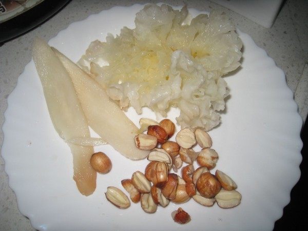 银耳莲子炖瘦肉步骤1