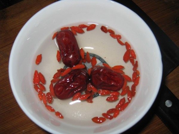 银耳莲子炖瘦肉步骤3