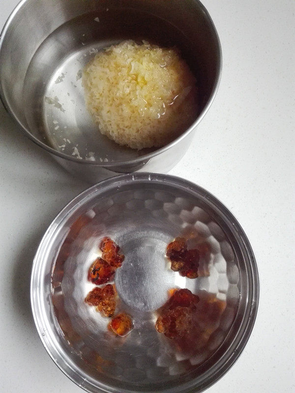 桃胶银耳雪梨羹步骤1