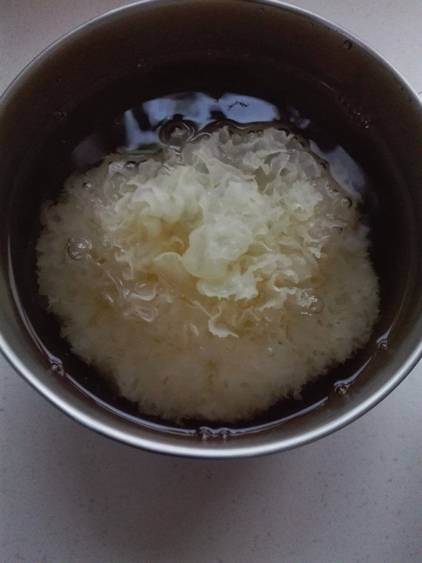 桃胶银耳雪梨羹步骤3