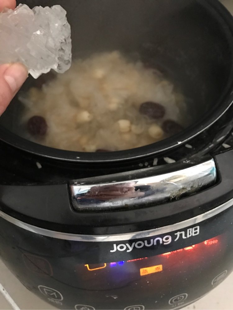 冰糖银耳莲子汤步骤6