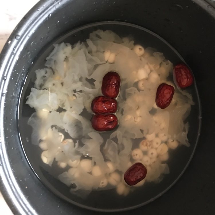 冰糖银耳莲子汤步骤4