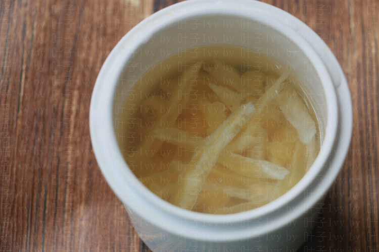 银耳莲子炖花胶步骤5