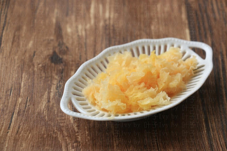 银耳莲子炖花胶步骤3