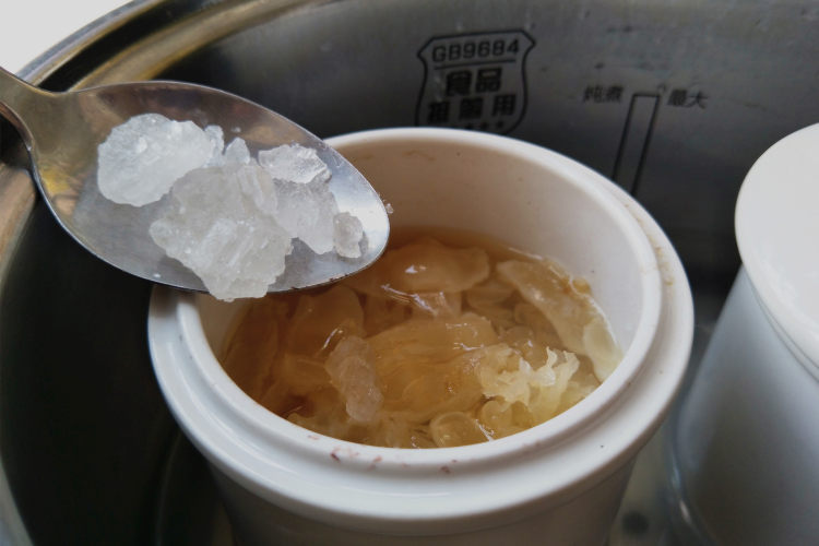 银耳莲子炖花胶步骤7