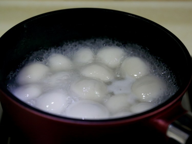 赤豆酒酿黑芝麻汤圆步骤4