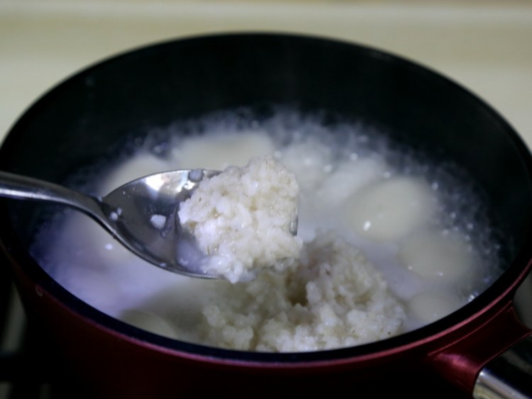 赤豆酒酿黑芝麻汤圆步骤5