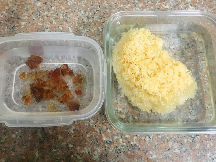 银耳桃胶甜汤步骤2