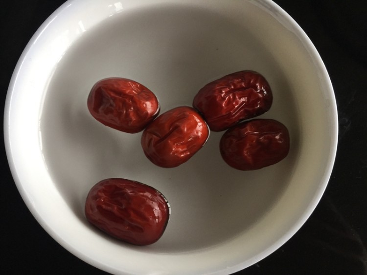 红薯淮枣糖水步骤1