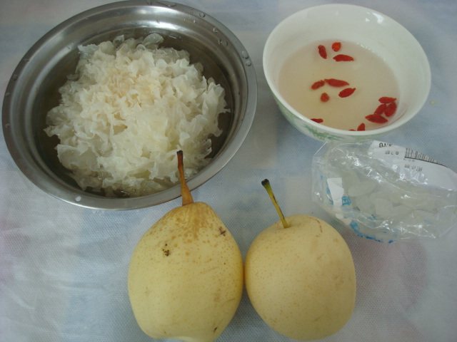银耳枸杞蒸梨盅步骤1