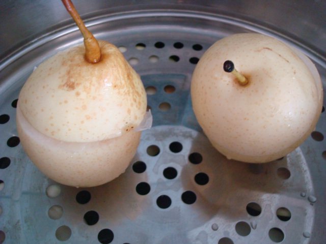 银耳枸杞蒸梨盅步骤5