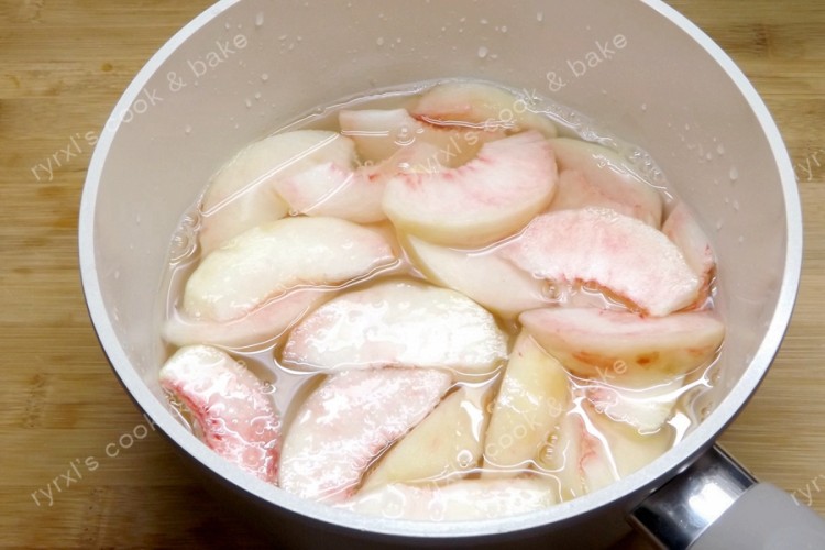 自制冰糖蜜桃罐头步骤4