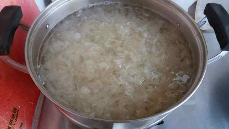 银耳红枣粥步骤3