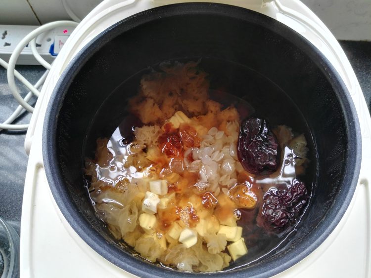桃胶银耳山药羹步骤5