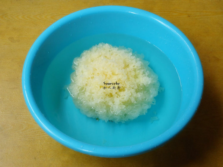 银耳冬瓜糖水步骤2