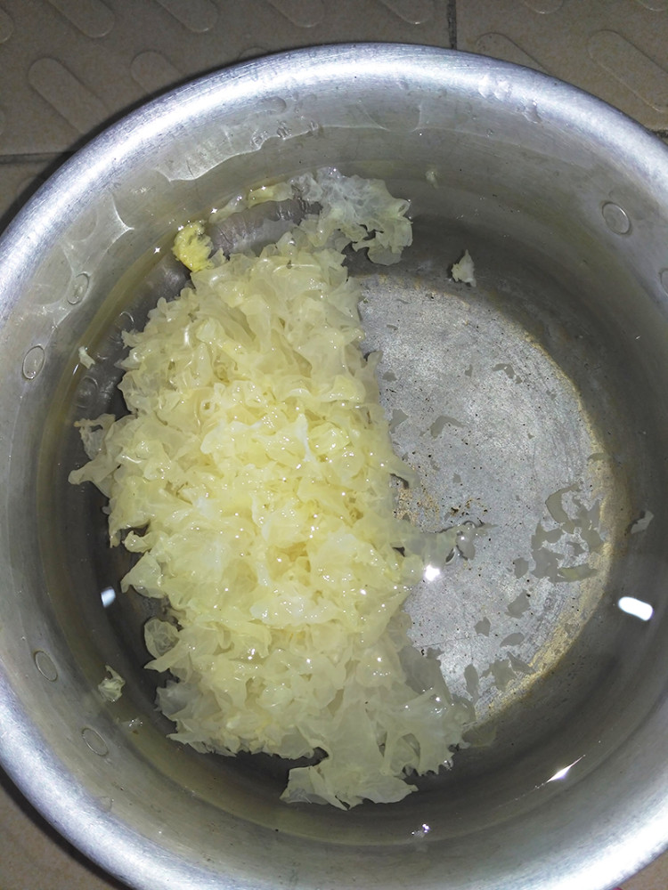 桃胶银耳糖水步骤1