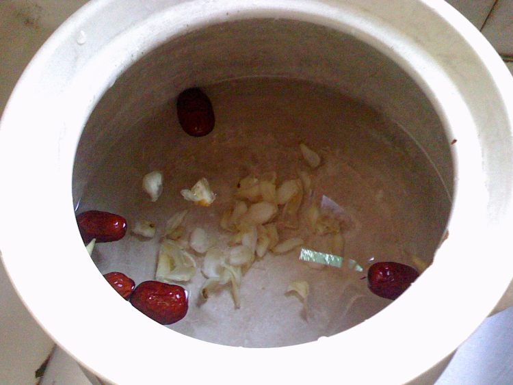 红枣雪耳莲子糖水步骤4