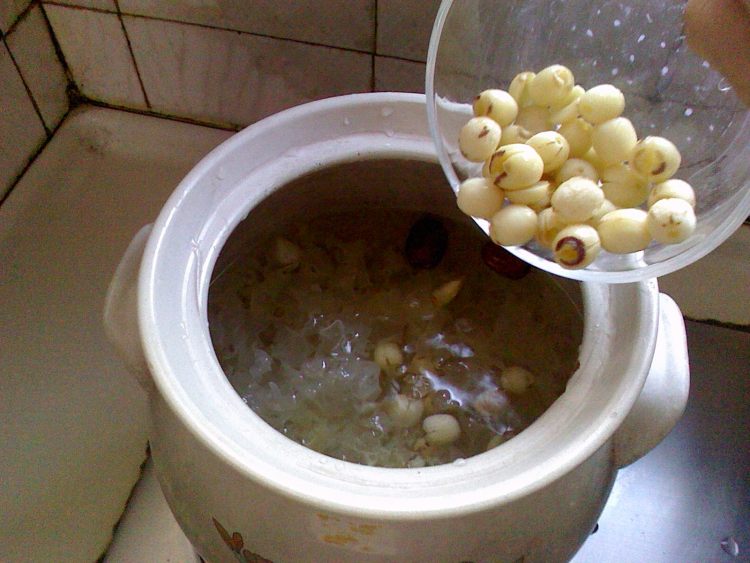 红枣雪耳莲子糖水步骤5