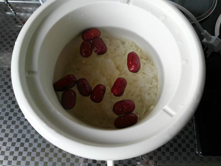 桃胶皂角米银耳汤步骤8