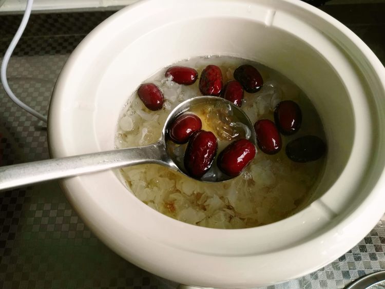 桃胶皂角米银耳汤步骤11