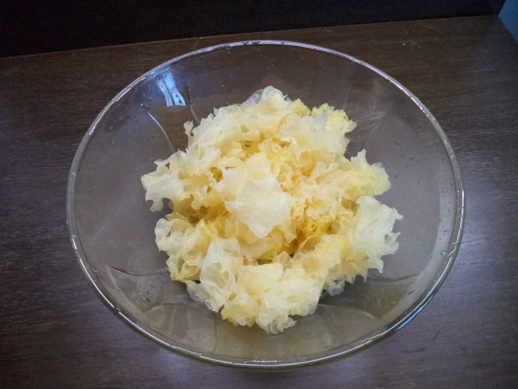 蔓越莓银耳糖水步骤1