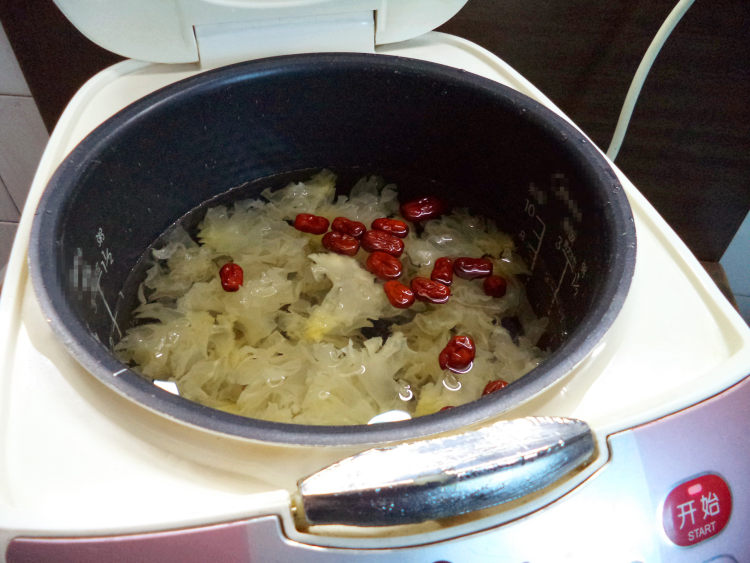 蔓越莓银耳糖水步骤4