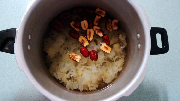雪耳莲子红枣羹步骤6