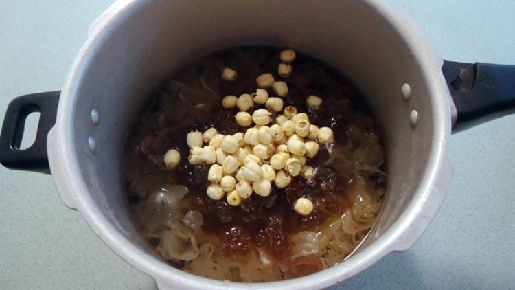 雪耳莲子红枣羹步骤7