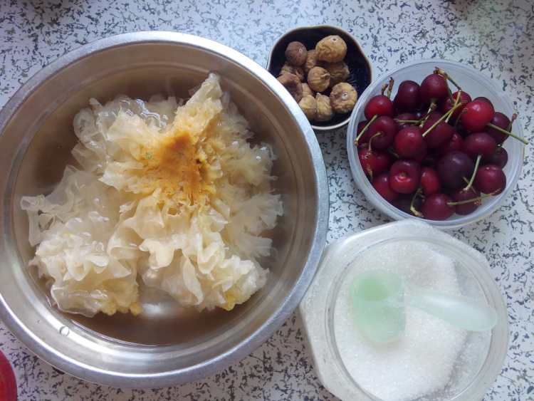 无花果樱桃炖银耳步骤1