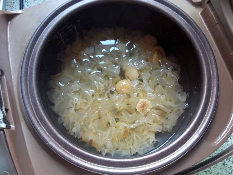 无花果樱桃炖银耳步骤5