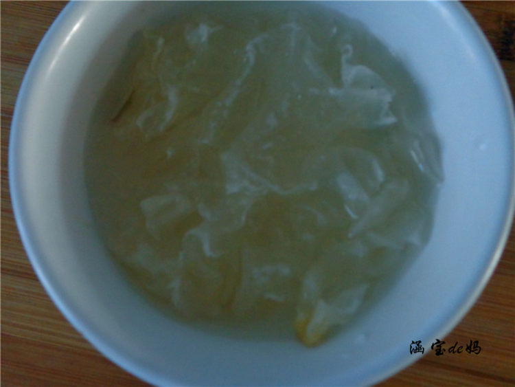 红糖银耳炖鸡蛋步骤2
