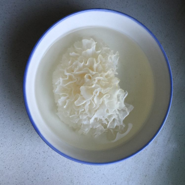 红糖芒果银耳羹步骤1