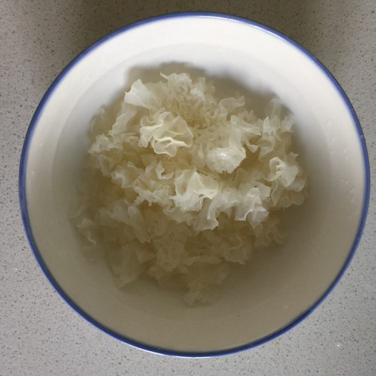红糖芒果银耳羹步骤2