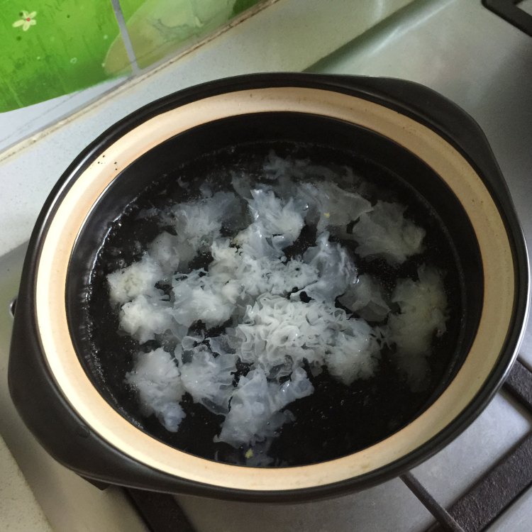 红糖芒果银耳羹步骤3