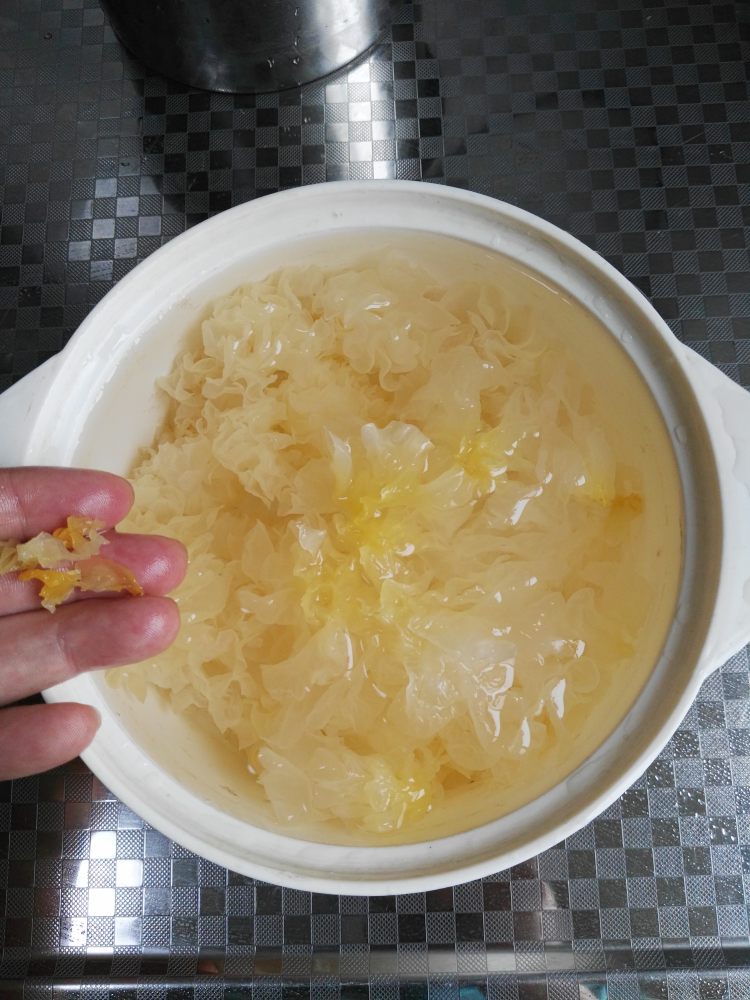 红薏仁百合银耳汤步骤2