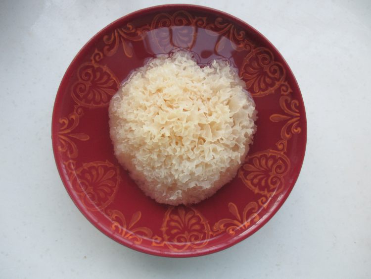 银耳炖樱桃步骤2