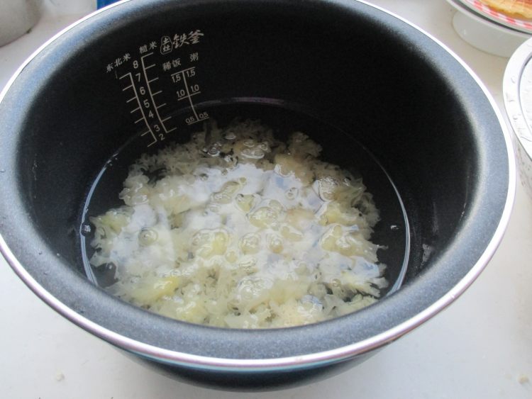 银耳炖樱桃步骤4