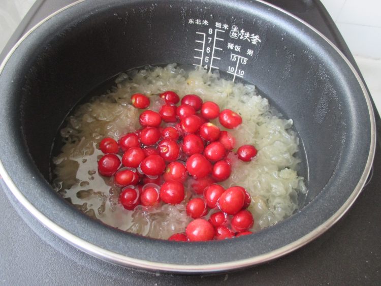 银耳炖樱桃步骤7