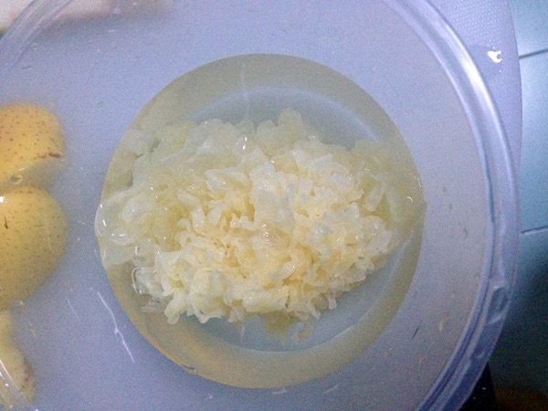 银耳山药炖雪梨步骤3